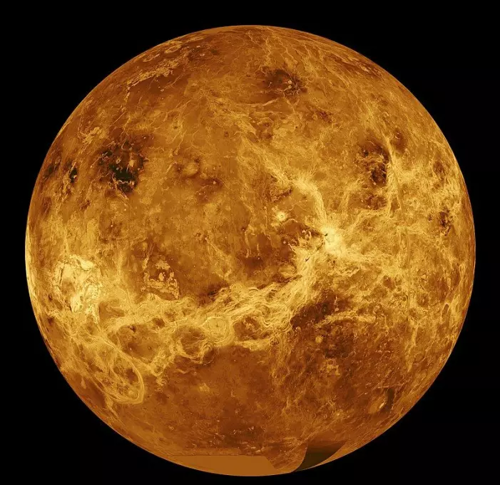 Venus sett med røntgen-bilder, slik ser overflaten ut under skyene. Landskapet er blant annet formet av store lavastrømmer. Bildet er tatt av Magellan-sonden på 1990-tallet-