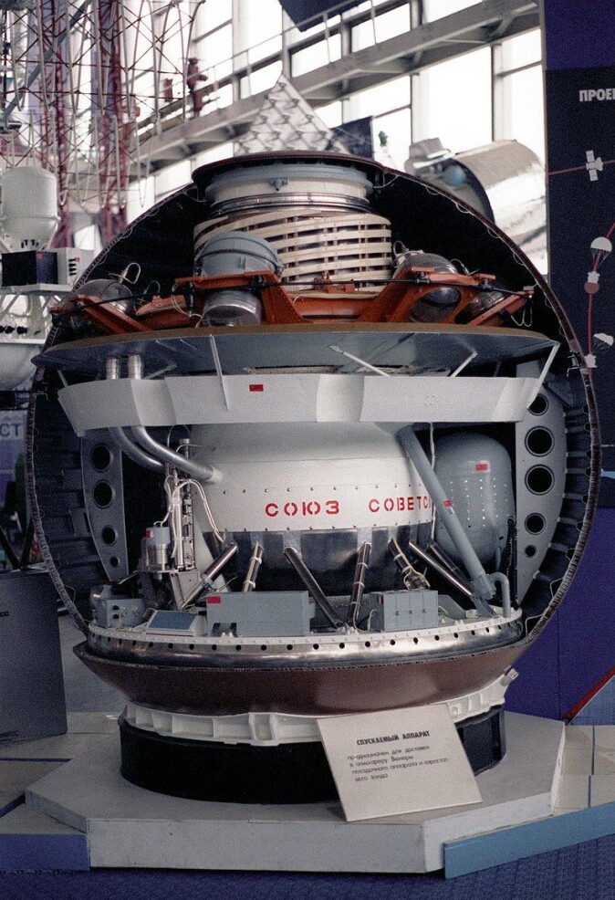 En modell av en Venera-lander, det første romfartøyet på Venus' overflate. Sovjetunionen landet først på Venus, og de sendte tilbake bilder fra overflaten i 1979. Sonden døde etter en time. En modell av en Venera-lander, det første romfartøyet på Venus' overflate. Sovjetunionen landet først på Venus, og de sendte tilbake bilder fra overflaten i 1979. Sonden døde etter en time.