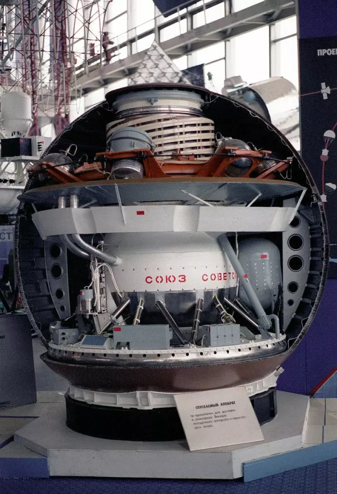En modell av en Venera-lander, det første romfartøyet på Venus' overflate. Sovjetunionen landet først på Venus, og de sendte tilbake bilder fra overflaten i 1979. Sonden døde etter en time.