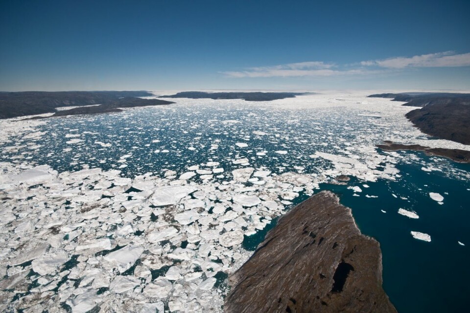 Jakobshavn isbre på Grønland er den breen i verden som raskest kaster av seg is til havet. Den nye studien viser nå at to tredjedeler av den isen som har forsvunnet de siste to tiårene, har blitt borte fra Grønland. (Foto: Ian Joughin/University of Washington)
