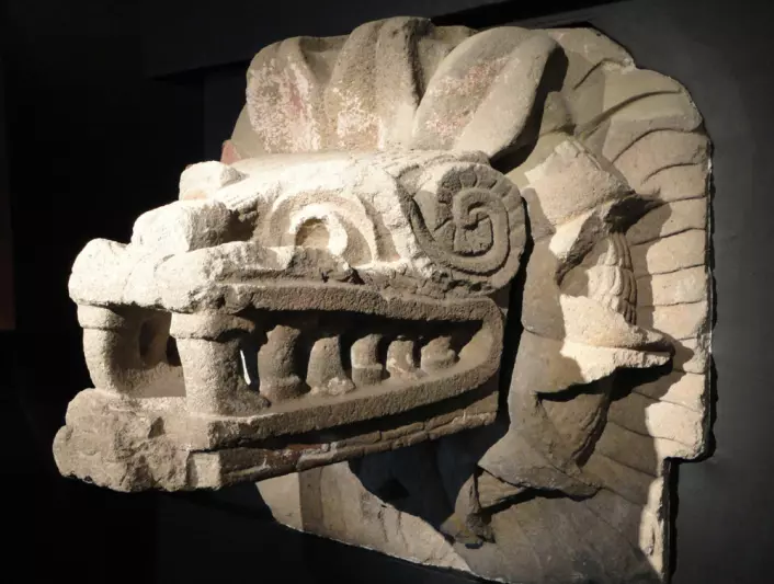 Denne figuren stammer fra Quetzalcóatl-pyramiden i den mystiske byen Teotihuacán i Mexico. I byen ble mennesker ofret, slik som kanskje også barna i hulen Cueva de los Chiquitos Muertos. Teotihuacán forfalt fra rundt år 600 e.Kr., samtidig som hulefunnene av barna er gjort. Årsaken kan være hungersnød. Mange rester av døde barn og unge er funnet fra denne tida. (Foto: Fjhuerta, Wikimedia Commons)
