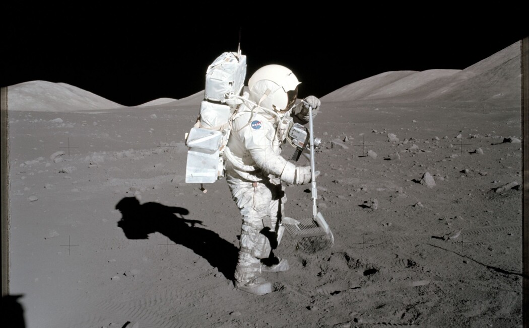 Harrison H. Schmitt fra Apollo 17 raker sammen litt månestøv i jakt på steinprøver å ta med hjem. Apollo 17 var den sjette og siste månelandingen, og fant sted i 1971. Harrison H. Schmitt fra Apollo 17 raker sammen litt månestøv i jakt på steinprøver å ta med hjem. Apollo 17 var den sjette og siste månelandingen, og fant sted i 1971.