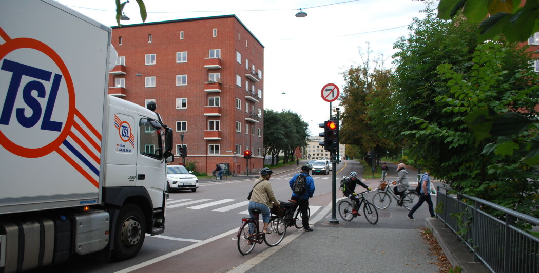 Unna vei, her kommer jeg: En ny undersøkelse viser at det er mye frustrasjon og frykt blant de ulike trafikantene. Hvem skal egentlig ta hensyn til hvem? Unna vei, her kommer jeg: En ny undersøkelse viser at det er mye frustrasjon og frykt blant de ulike trafikantene. Hvem skal egentlig ta hensyn til hvem?