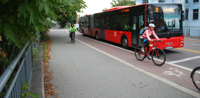 Syklister opplever det som skremmende når biler og busser passerer for nært, ifølge rapporten. Syklister opplever det som skremmende når biler og busser passerer for nært, ifølge rapporten.