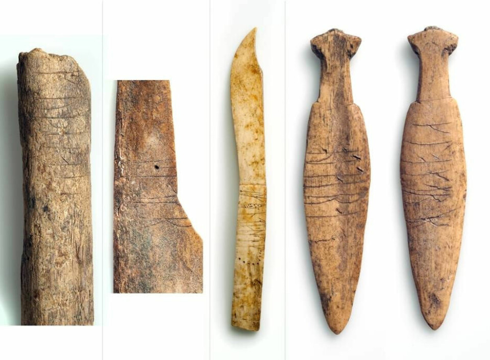 Bein med runeinnskrifter, funnet i avfallsdyngene på Sumtangen. (Foto: S. Skare, Universitetsmuseet i Bergen)