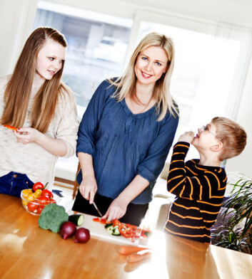 Å skape sunne matvanar hjå born er noko foreldre må jobbe aktivt med frå borna er heilt små. Ein god start er å sleppe borna til på kjøkkenet, meiner UiS-forskar Elisabeth Lind Melbye, som her lagar middag saman med borna sine, Lea Sofie og Wiljar. (Foto: Elisabeth Tønnessen/UiS) Å skape sunne matvanar hjå born er noko foreldre må jobbe aktivt med frå borna er heilt små. Ein god start er å sleppe borna til på kjøkkenet, meiner UiS-forskar Elisabeth Lind Melbye, som her lagar middag saman med borna sine, Lea Sofie og Wiljar. (Foto: Elisabeth Tønnessen/UiS)