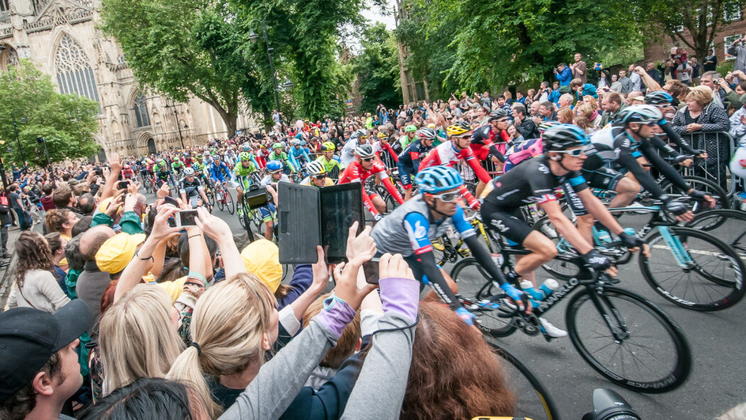 Folkemengden jubler mens Tour de France-ryttere passerer gjennom London i juli 2014. Men miljøavtrykket alle tilskuerne medfører, er betydelig. Folkemengden jubler mens Tour de France-ryttere passerer gjennom London i juli 2014. Men miljøavtrykket alle tilskuerne medfører, er betydelig.