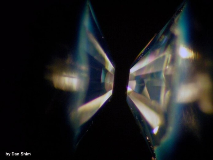 Bilde av en diamant-ambolt-celle. Bilde av en diamant-ambolt-celle.