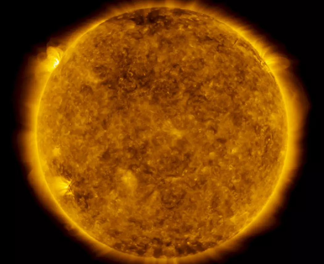 Her kan du såvidt se en av solflekkene fra den nye syklusen, og bildet er fra 29 mai, 2020. Den sees som en lys flekk helt på horisonten oppe til venstre.