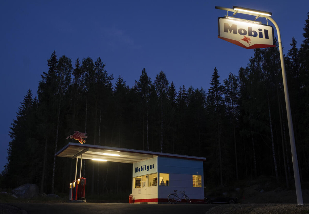 På Norsk vegmuseum kan du fra i sommer se den eneste bevarte Mobil-stasjonen i Norge, restaurert tilbake til slik den så ut på begynnelsen av 1960-tallet. Stasjonen i funkis-stil ble opprinnelig oppført i Kirkegata i Lillehammer sentrum i 1934. Antakelig var det byarkitekten i Lillehammer som tegnet stasjonen i datidens enkle og vakre funkis-stil. På Norsk vegmuseum kan du fra i sommer se den eneste bevarte Mobil-stasjonen i Norge, restaurert tilbake til slik den så ut på begynnelsen av 1960-tallet. Stasjonen i funkis-stil ble opprinnelig oppført i Kirkegata i Lillehammer sentrum i 1934. Antakelig var det byarkitekten i Lillehammer som tegnet stasjonen i datidens enkle og vakre funkis-stil.