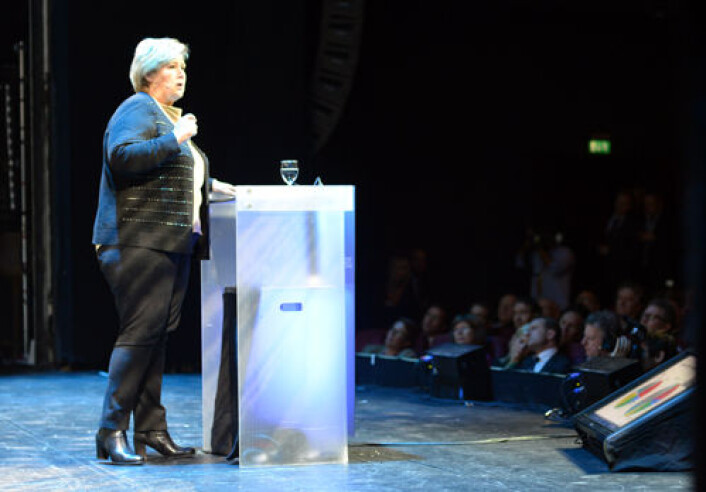 H/FrP-regjeringen ledet av statsminister Erna Solberg setter et tydelig blått stempel på forskningspolitikken i sitt første statsbudsjett. Bildet er fra en klimakonferanse i regi av Zero tidligere i uka. (Foto: Statsministerens kontor) H/FrP-regjeringen ledet av statsminister Erna Solberg setter et tydelig blått stempel på forskningspolitikken i sitt første statsbudsjett. Bildet er fra en klimakonferanse i regi av Zero tidligere i uka. (Foto: Statsministerens kontor)