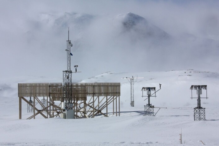 Det blåser mye på Haukelifjell, men en spesialbygd nedbørmåler bremser vinden og fanger opp snøen. Inntil 80 prosent av snøen fyker forbi de to vanlige nedbørmålerne til høyre. (Foto: Roy Rasmussen) Det blåser mye på Haukelifjell, men en spesialbygd nedbørmåler bremser vinden og fanger opp snøen. Inntil 80 prosent av snøen fyker forbi de to vanlige nedbørmålerne til høyre. (Foto: Roy Rasmussen)