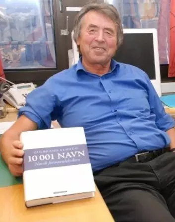 Professor Gulbrand Alhaug ved Universitetet i Tromsø er forfatter av Nordens største navneleksikon. (Foto: Sigrun Høgetveit Berg)
