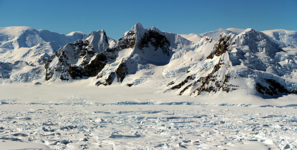 Hvor mye smeltevann iskappene bidrar med, er avhengig av klimautviklingen. Bildet viser Triune Peaks, tre markante fjelltoppar på vestsiden av det antarktiske kontinentet.