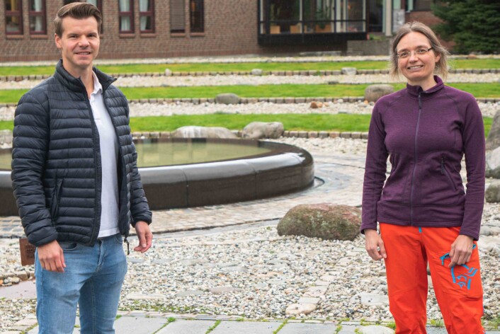 Researchers at UiT have compared corona restrictions in six countries, and looked at psychological reactions among the population. To the left, Gerit Pfuhl, professor at the Department of Psychology, to the right, Martin Mækelæ, psychology student. Researchers at UiT have compared corona restrictions in six countries, and looked at psychological reactions among the population. To the left, Gerit Pfuhl, professor at the Department of Psychology, to the right, Martin Mækelæ, psychology student.
