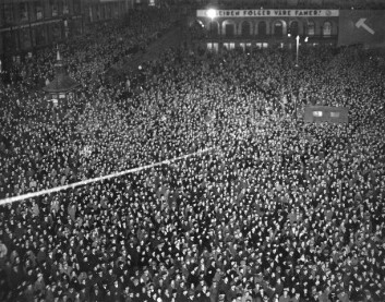 Var alt bedre før? Det var i hvert fall flere. Her fra Arbeiderpartiets valgmøte på Youngstorget i 1937. (Foto: Arbeiderbevegelsens arkiv og bibliotek) Var alt bedre før? Det var i hvert fall flere. Her fra Arbeiderpartiets valgmøte på Youngstorget i 1937. (Foto: Arbeiderbevegelsens arkiv og bibliotek)