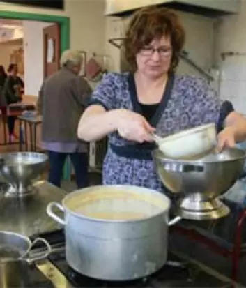 Skolematansvarlig Lisbeth Brønstad ved Snåsa skole lager femti liter blomkålsuppe fra grunnen av. Kjøkkenet er ikke helt optimalt for såpass stor produksjon, men Brønstad får det likevel til å fungere. (Foto: Anne Sigrid Haugset)