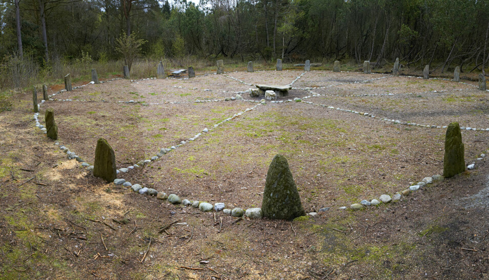 Domsteinene på Sola på Jæren i Rogaland er en steinring med 24 steiner rundt en firkantet helle. Strukturen minner om et hjul med eiker. Steinene er trolig fra eldre jernalder et sted mellom 500 f.Kr.- 800 e.Kr. Plassen ble oppdaget i 1754 og rekonstruert i 2008.