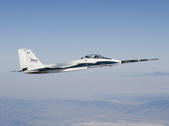 NASAs testfly F-15B med Quiet Spike festet til nesa, 26. september 2006. Quiet Spike reduserer overlydssmellet ved å spalte en kraftig trykkbølge i fronten av flyet til tre mindre. (Foto: NASA/Carla Thomas) NASAs testfly F-15B med Quiet Spike festet til nesa, 26. september 2006. Quiet Spike reduserer overlydssmellet ved å spalte en kraftig trykkbølge i fronten av flyet til tre mindre. (Foto: NASA/Carla Thomas)