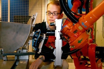Lars Tingelstad ser til at alt er slik det skal vere med industriroboten han nyttar i sitt forskingsprosjekt. (Foto: Maria Gilje Torheim) Lars Tingelstad ser til at alt er slik det skal vere med industriroboten han nyttar i sitt forskingsprosjekt. (Foto: Maria Gilje Torheim)