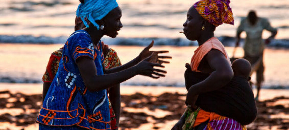 To gambiske kvinner i heftig diskusjon på stranda. iStockphoto