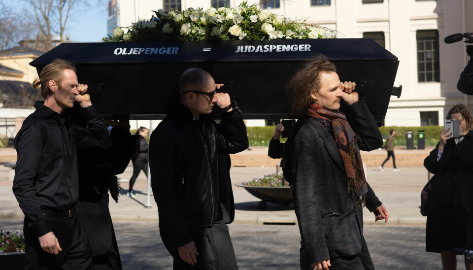 Aktivistene holdt en fiktiv begravelse i Oslo i fjor der kisten symboliserte alt liv på jorda som har gått tapt som følge av menneskeskapte klimaendringer.