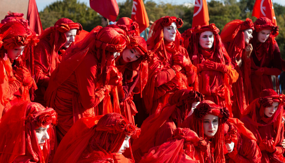 Aktivister kledd i røde kostymer i en protestforestilling i Berlin i fjor. Disse kaller seg Red Rebels og dukket opp på en Extinction Rebellion-protest.