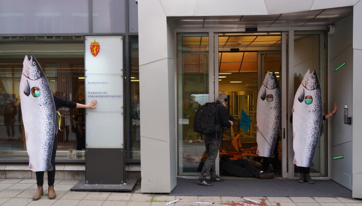 Aktivistene sperret inngangen til Nærings- og Fiskeridepartementet utkledd som fisk. Aktivistene sperret inngangen til Nærings- og Fiskeridepartementet utkledd som fisk.