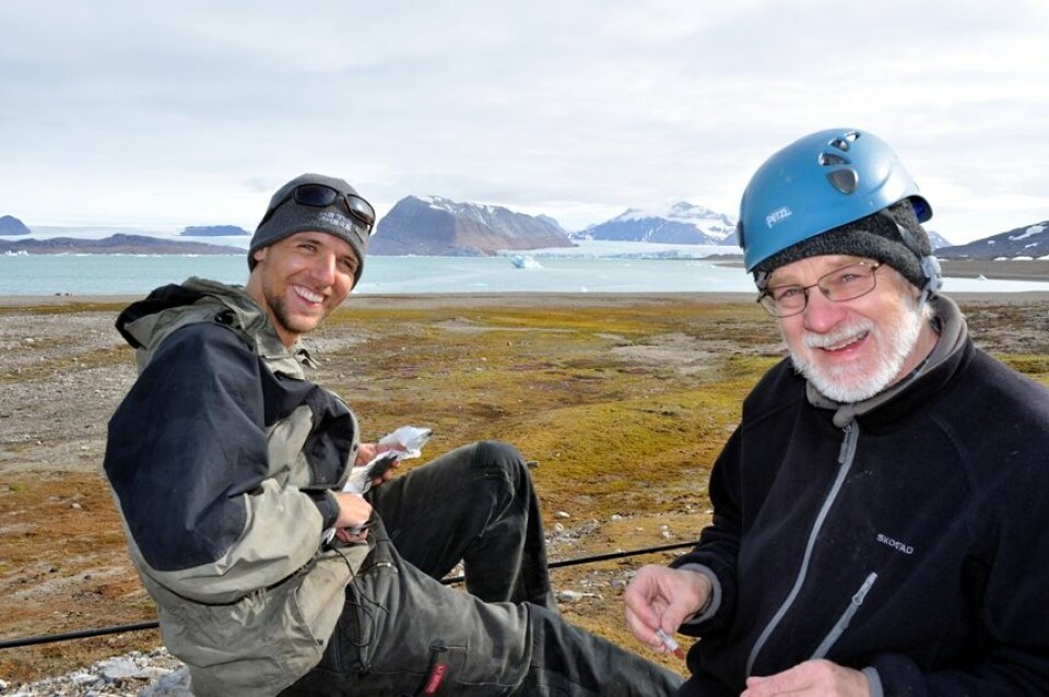 Doktorgradsstipendiat Jannik Schultner sammen med professor Claus Bech fra NTNU på feltarbeid i Kongsfjorden ved Ny-Ålesund på Svalbard. (Foto: Geir Wing Gabrielsen, Norsk Polarinstitutt)