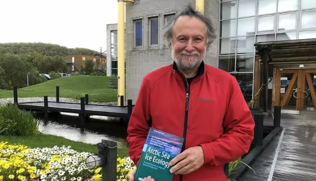 Rolf Gradinger med den ferske boka Arctic Sea Ice Ecology.
