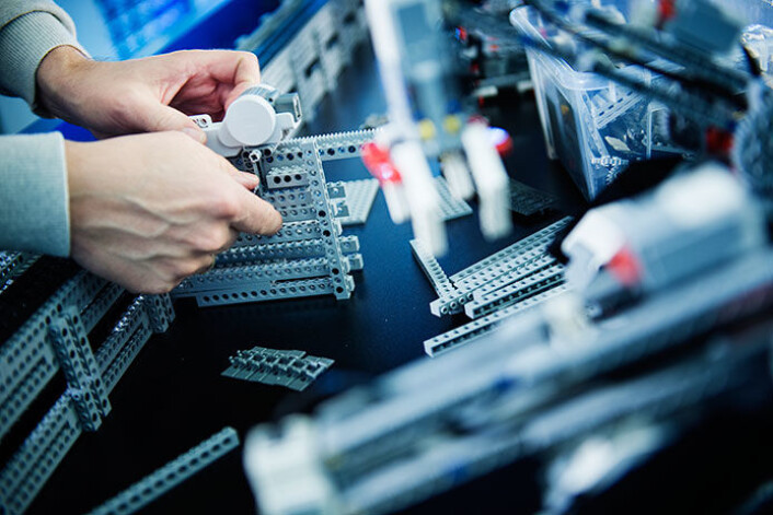 Med brikker er det ingen sak å bygge kopier av industrielle, robotstyrte maskiner. Det kan gripes, løftes, skyves, presses, stemples og stanses også i Lego eller tilsvarende systemer. (Foto: Benjamin A. Ward) Med brikker er det ingen sak å bygge kopier av industrielle, robotstyrte maskiner. Det kan gripes, løftes, skyves, presses, stemples og stanses også i Lego eller tilsvarende systemer. (Foto: Benjamin A. Ward)