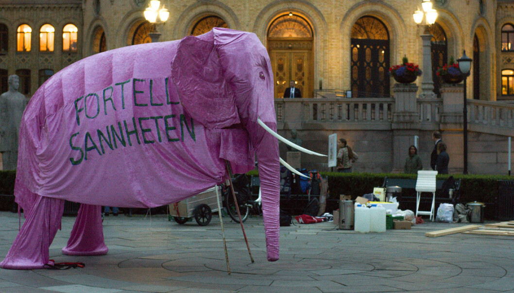 Den rosa elefanten endte opp foran Stortinget mandag 21. september. Den rosa elefanten endte opp foran Stortinget mandag 21. september.