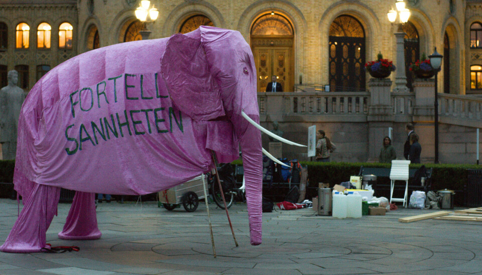 Den rosa elefanten endte opp foran Stortinget mandag 21. september.