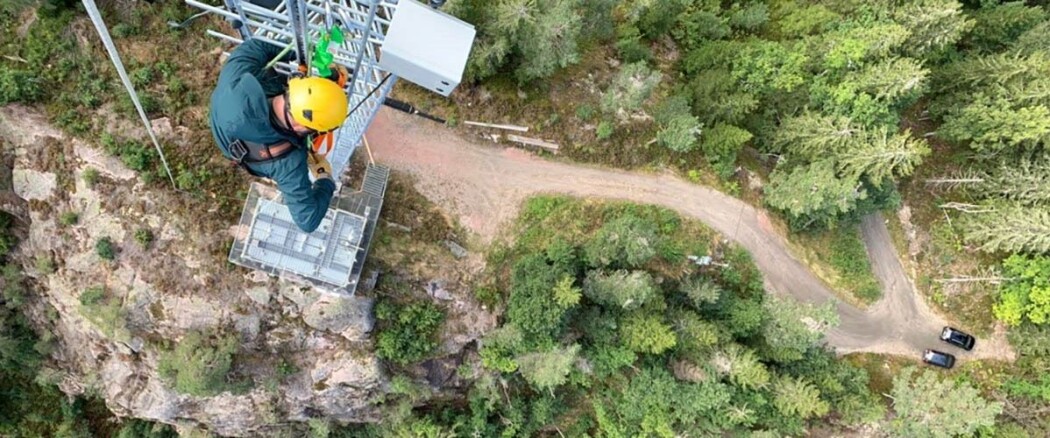 Den nye masten rager 75 meter over bakken. Nå kan forskerne måle nivået av ulike partikler og gasser som finnes i atmosfæren her, men som ikke skyldes lokale utslipp lenger nede ved bakken. Den nye masten rager 75 meter over bakken. Nå kan forskerne måle nivået av ulike partikler og gasser som finnes i atmosfæren her, men som ikke skyldes lokale utslipp lenger nede ved bakken.