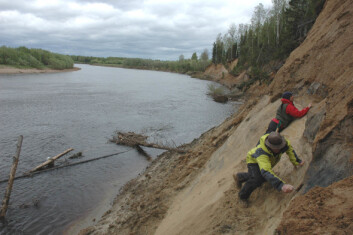 "Kuryador ved elva Vychegda i Ust Nem: Her renser geologene Eiliv Larsen og Maria Jensen et snitt i elveskjæringen for å granske de avsatte sedimentene." "Kuryador ved elva Vychegda i Ust Nem: Her renser geologene Eiliv Larsen og Maria Jensen et snitt i elveskjæringen for å granske de avsatte sedimentene."