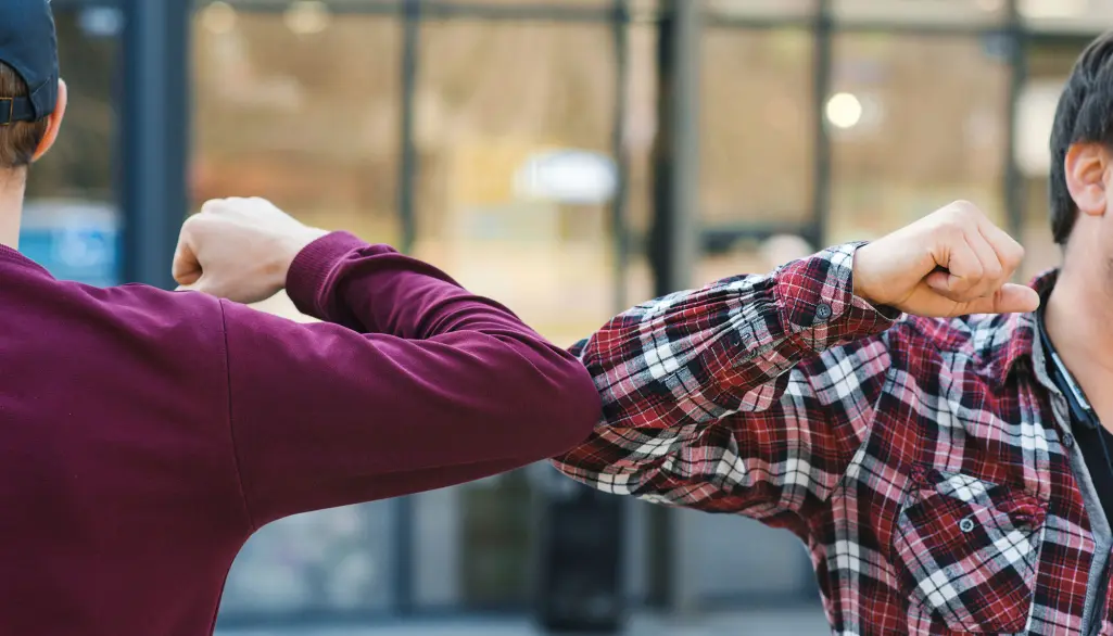 Ikke lenger High five, men Bumbing elbows: – Ungdommene var godt orientert, kjente til smittevernrådene og fulgte dem opp selv om det innebar redusert livskvalitet for dem selv, sier professor Kristin Haraldstad. Ikke lenger High five, men Bumbing elbows: – Ungdommene var godt orientert, kjente til smittevernrådene og fulgte dem opp selv om det innebar redusert livskvalitet for dem selv, sier professor Kristin Haraldstad.