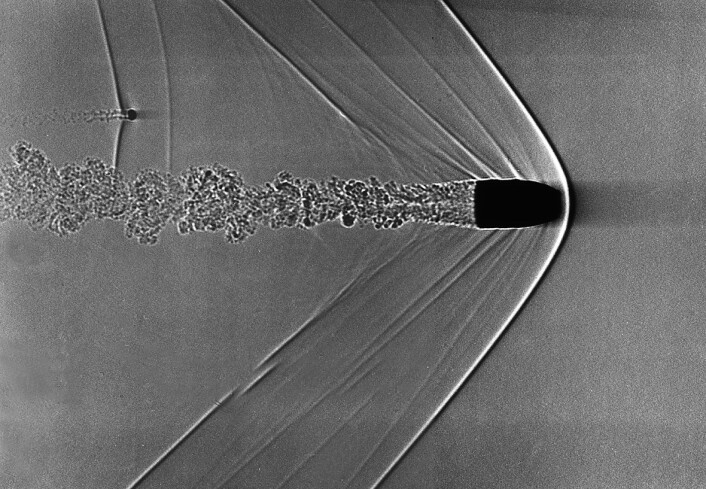 Sjokkbølgene etter en geværkule som beveger seg 1,5 ganger lydens hastighet. (Foto: NASA/Bridget R. Caswell, Wyle Information Systems LLC) Sjokkbølgene etter en geværkule som beveger seg 1,5 ganger lydens hastighet. (Foto: NASA/Bridget R. Caswell, Wyle Information Systems LLC)