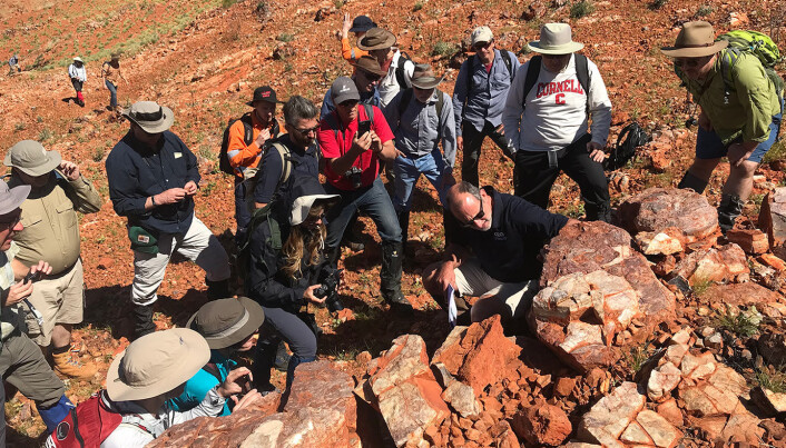 Her er forskere fra NASA på ekspedisjon i Australia, for å studere stomatolitter - de eldste kjente fossilene av liv på jorda. Kanskje er det mulig å finne noe lignende på Mars? Her er forskere fra NASA på ekspedisjon i Australia, for å studere stomatolitter - de eldste kjente fossilene av liv på jorda. Kanskje er det mulig å finne noe lignende på Mars?
