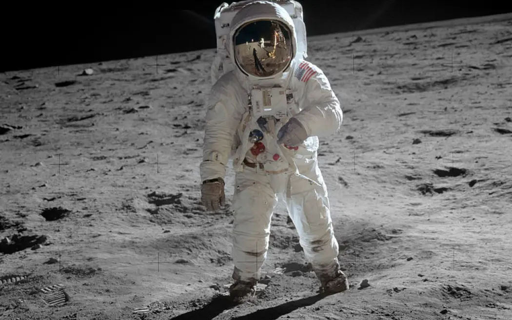 Buzz Aldrin på månens overflate i 1969, fotografert av Neil Armstrong. Buzz Aldrin på månens overflate i 1969, fotografert av Neil Armstrong.