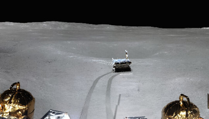 Del av et panoramabilde tatt av Chang'e 4 på månens bakside. Roveren Yutu-2 er med i bildet. Del av et panoramabilde tatt av Chang'e 4 på månens bakside. Roveren Yutu-2 er med i bildet.