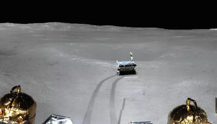 Del av et panoramabilde tatt av Chang'e 4 på månens bakside. Roveren Yutu-2 er med i bildet.