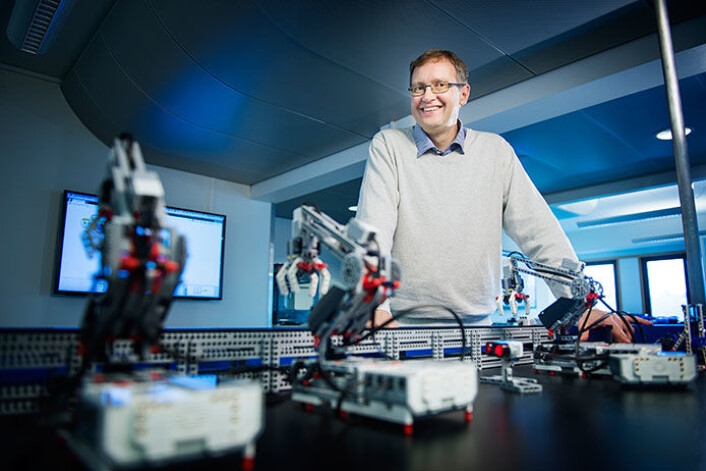 Med Lego Mindstorms kan elever bygge hele produksjonslinjer, der produkter kan gjennomgå ulike prosesser, akkurat som ute i industrien. HiOA-forsker Birger Brevik har studert bruken av slike simulerte anlegg som læringsverktøy. (Foto: Benjamin A. Ward) Med Lego Mindstorms kan elever bygge hele produksjonslinjer, der produkter kan gjennomgå ulike prosesser, akkurat som ute i industrien. HiOA-forsker Birger Brevik har studert bruken av slike simulerte anlegg som læringsverktøy. (Foto: Benjamin A. Ward)