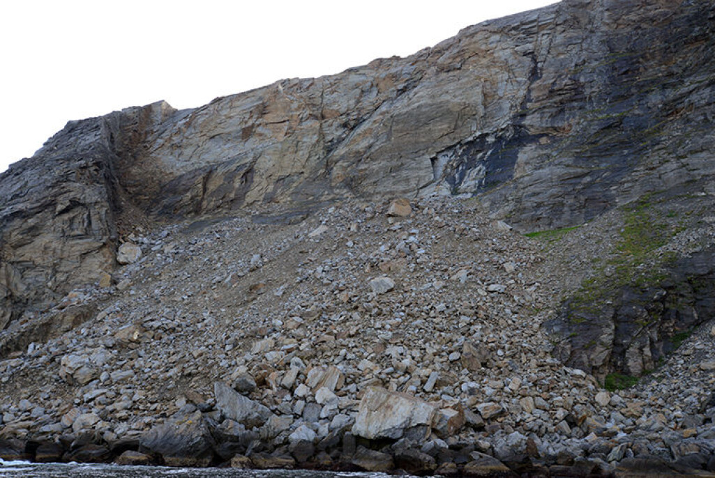 Skredmassane frå det historiske skredet som gjekk nordvest på Sværholthalvøya i Finnmark ligg delvis i ei ur og delvis på sjøbotnen. Skredmassane frå det historiske skredet som gjekk nordvest på Sværholthalvøya i Finnmark ligg delvis i ei ur og delvis på sjøbotnen.