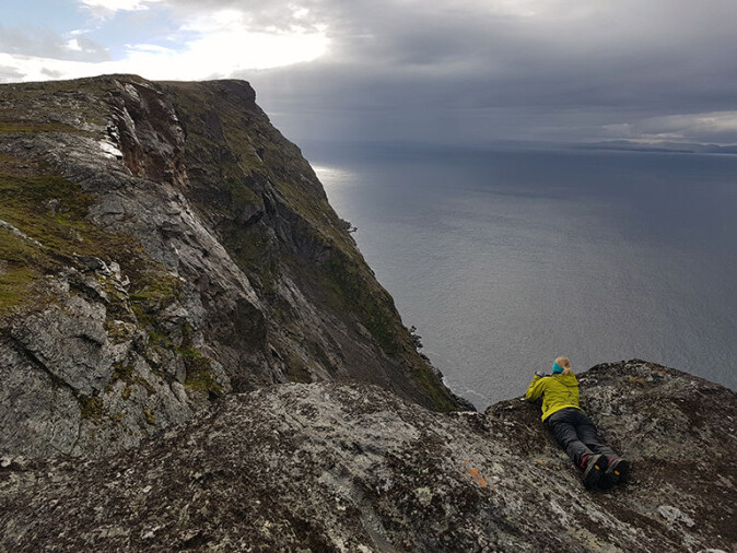 Ein stor del av fjellet til venstre er borte. Ein stor del av fjellet til venstre er borte.