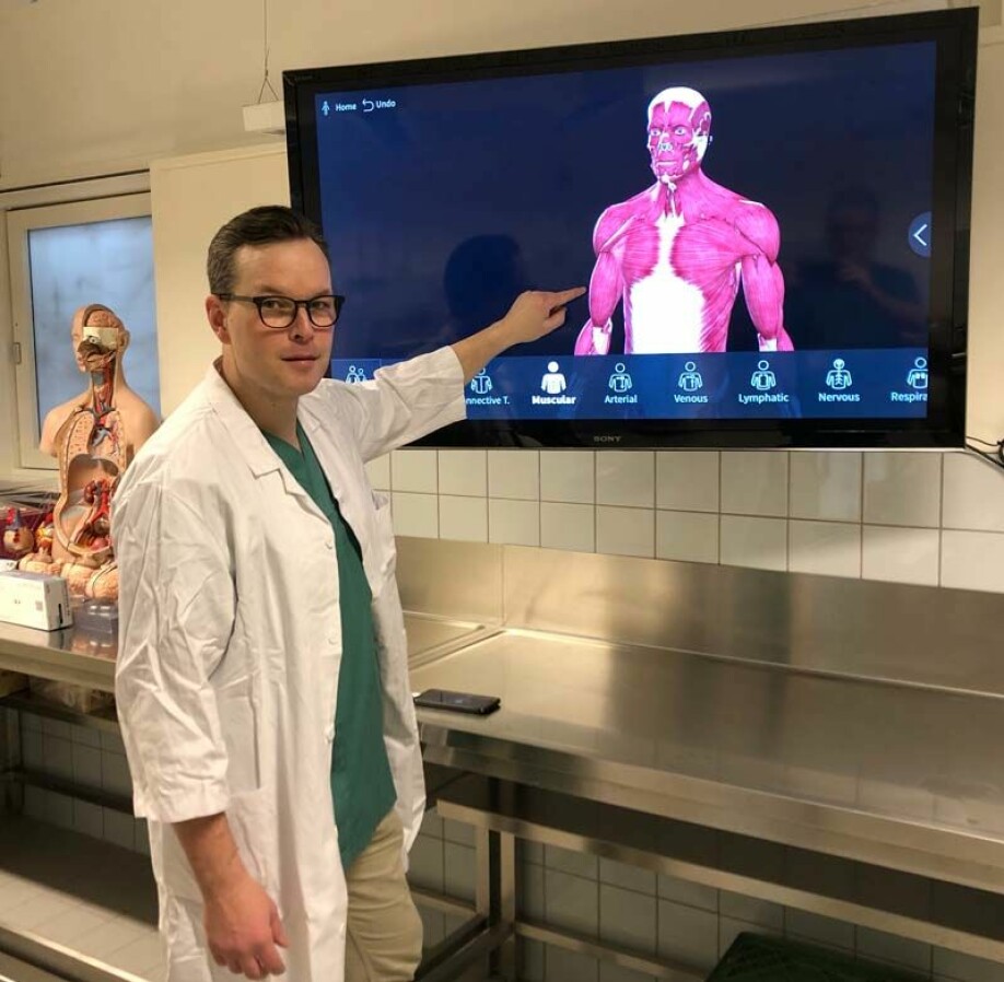 Associate Professor Michael van Schaardenburgh teaches students anatomy. We have good digital models that can be viewed from all angles, he says. But it’s always different to learn by being able to see and touch a real human body.