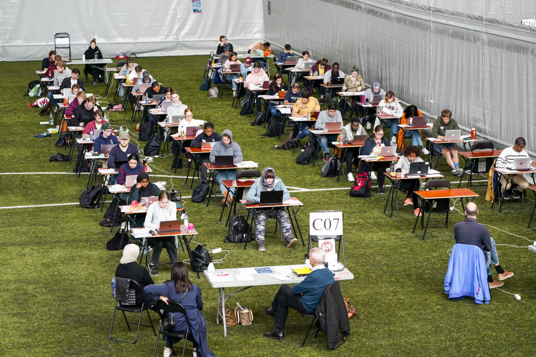 Eksamen ble annerledes denne våren for alle landets nærmere 300 000 studenter. Ved noen universiteter svarer nesten alle studentene at de hadde et dårligere læringsutbytte. Avbildet er en eksamen i Valhall Arena i Oslo. Eksamen ble annerledes denne våren for alle landets nærmere 300 000 studenter. Ved noen universiteter svarer nesten alle studentene at de hadde et dårligere læringsutbytte. Avbildet er en eksamen i Valhall Arena i Oslo.