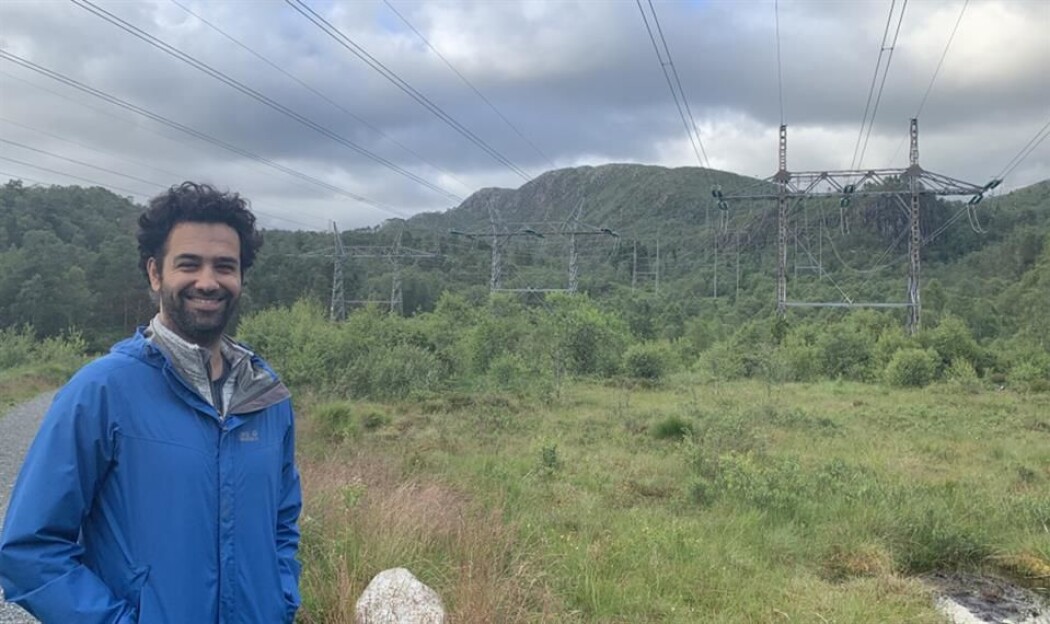 Professor Reza Arghandeh ved Institutt for datateknologi, elektroteknologi og realfag, skal hjelpe Statnett å overvåke strømlinjer ved bruk av satellitter. Professor Reza Arghandeh ved Institutt for datateknologi, elektroteknologi og realfag, skal hjelpe Statnett å overvåke strømlinjer ved bruk av satellitter.