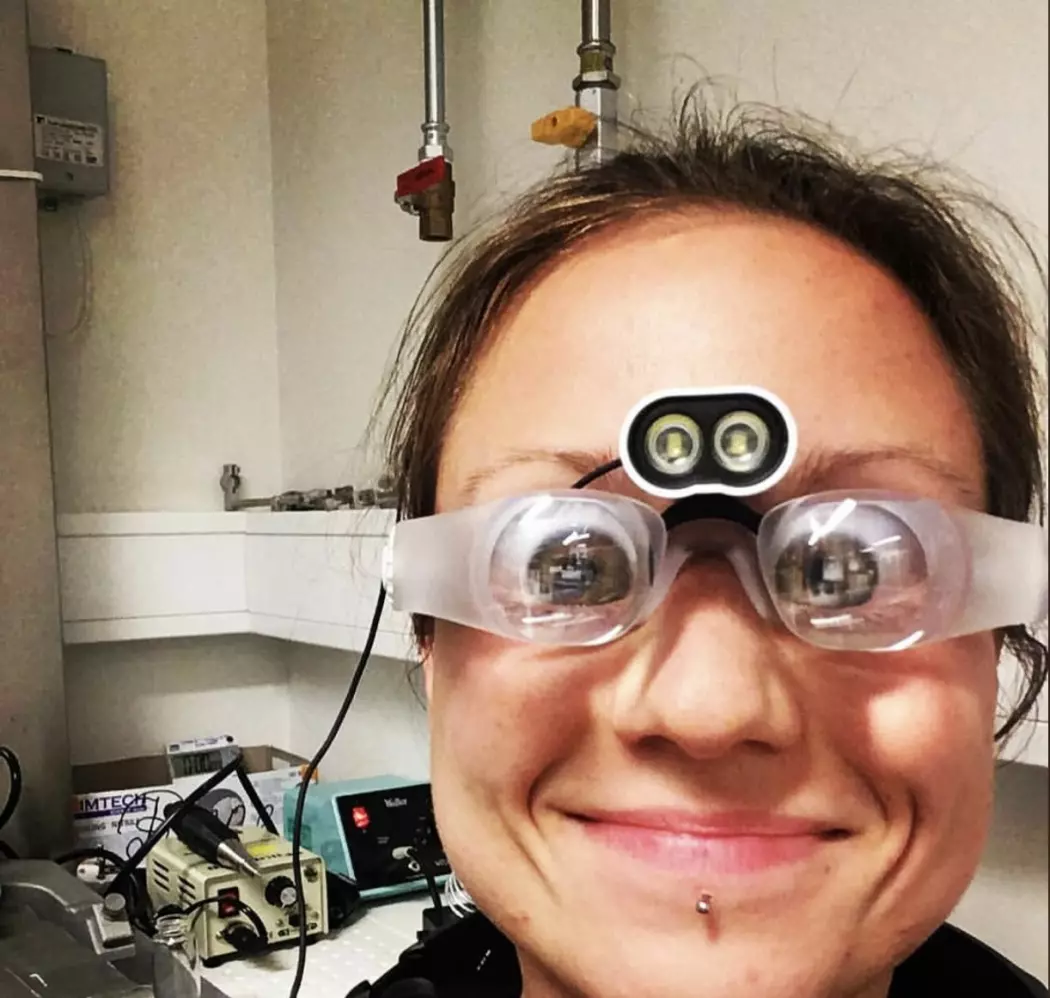 Laura Bojarskaite er forsker ved GliaLab i Universitet i Oslo. Hun studerer hjernen til mus som sover. Da trenger hun briller som forstørrer veldig mye og som gir henne mulighet for å se veldig små ting som skjer der inne.