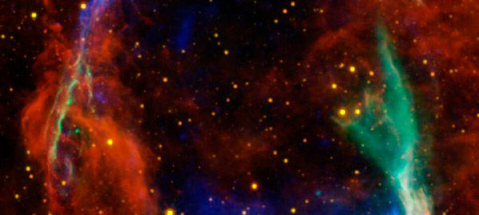 Restene av supernovaen fra 185 e.Kr, i en montasje av fotografier fra fire forskjellige romteleskop: De gule og røde delene er fra NASAs WISE-teleskop, og viser støv som stråler i infrarøde varmestråler. De blå og grønne delene viser røntgenstråler observert med det europeiske XMM-Newton-observatoriet og NASAs Chandra-observatorium. ESA/NASA