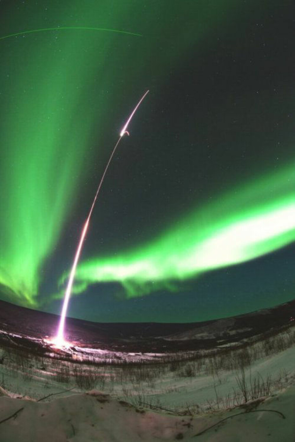 Sonderaketten MICA suser opp i nordlyset over Alaska. (Foto: NASA/T.E. Zaperach)